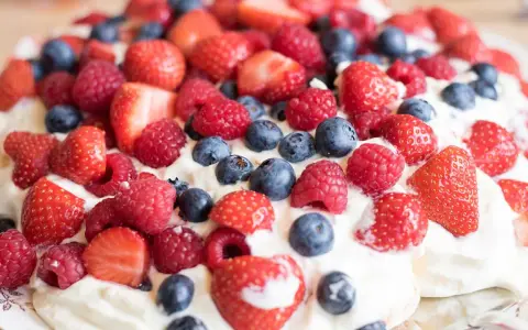 En härlig pavlova med vispgrädde och massor av färska bär. Ett perfekt pavlova recept för sommaren!