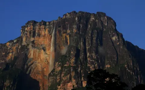 Wodospad Angel Falls, najwyższy wodospad świata, spada kaskadą z ogromnego, skalnego płaskowyżu w Wenezueli.