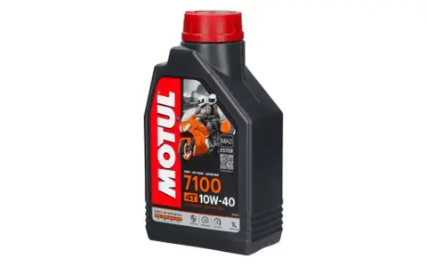 Czarny kanister z olejem Motul 7100 10W-40. Czy Motul to dobry olej? Tak, to 100% syntetyczny olej do motocykli 4T.