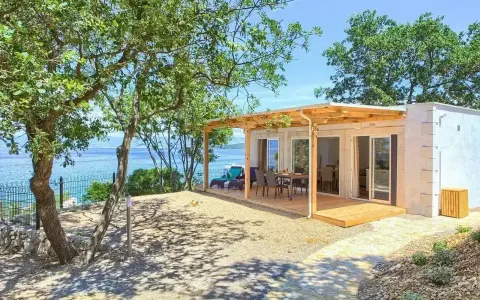 Domek letniskowy z tarasem i widokiem na morze. Idealne miejsce na wakacje w stylu camping Glavotok.