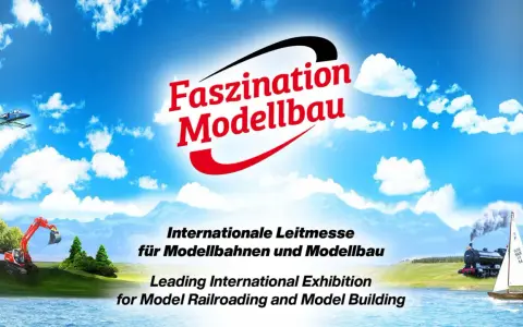 Faszination Modellbau: Internationale Leitmesse für Modellbahnen und Modellbau in Friedrichshafen. Ein Flugzeug, Bagger, Zug und Segelboot sind zu sehen.