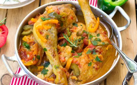 Un savoureux poulet basquaise cookeo, mijoté avec des poivrons, tomates et olives, garni de persil frais.
