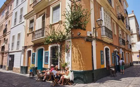 Gemütliche Straßencafés in Cádiz laden zum Verweilen ein, perfekt für eine Pause vom **Cadiz shopping**.