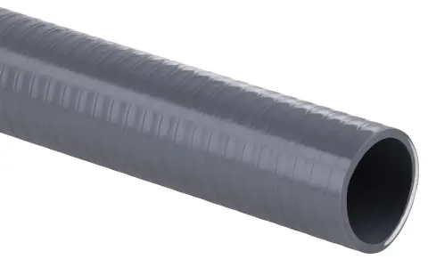 Un tuyau PVC souple gris, strié, prêt à transporter des fluides.