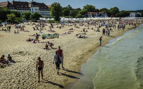Kąpiel w Bałtyku: Bezpieczeństwo, sinice, GIS. Sprawdź, zanim wejdziesz!