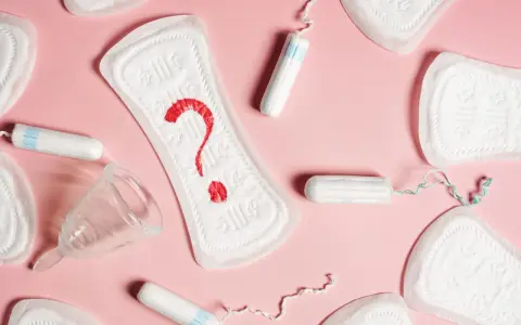 Pytajnik z krwi na podpaskach, tampony i kubeczek menstruacyjny. Czy to plamienie przed okresem?