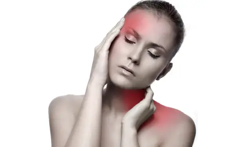Femme souffrant de douleurs cervicales et maux de tête, mains sur la tempe et le cou, zones rouges indiquant la douleur.