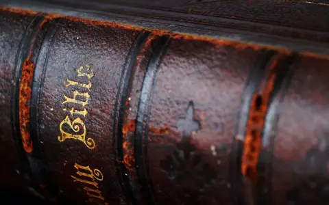 Stara, skórzana oprawa Biblii. Złoty napis "Bible" i zdobienia. W tej księdze znajdziemy historie o tym, jak zginęli apostołowie.