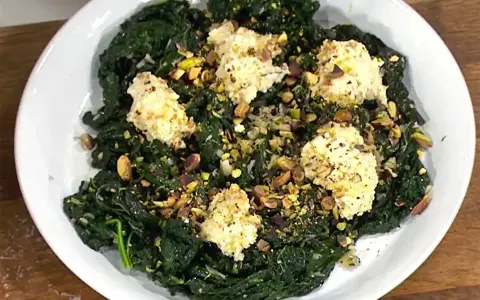 Enkel och god rätt med svartkål, nötter och en krämig topping. Ett perfekt svartkål recept för en snabb middag.