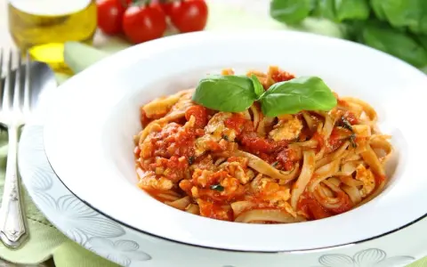 Zdrowe spaghetti z mięsem mielonym z indyka, które pokochasz