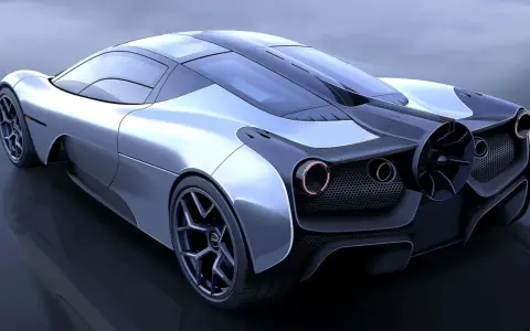 Der Gordon Murray T.50, ein Meisterwerk der Ingenieurskunst, zeigt seine aerodynamische Heckpartie mit markantem Lüfter und roten Rückleuchten.