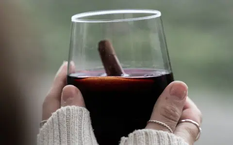 Jak pić grzańca? Odkryj sekrety idealnego smaku i aromatu