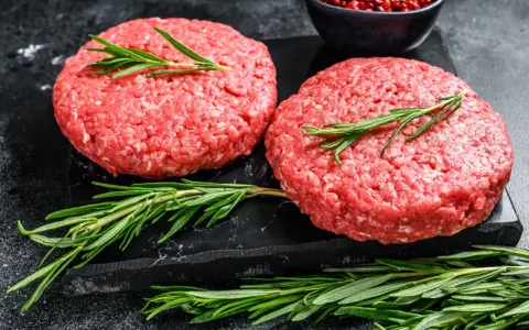 Mięso do burgera: Jak zrobić idealny, soczysty kotlet w domu?