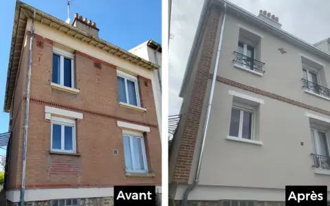 Rénovation d'une façade : avant, la brique est usée ; après, elle est ravalée et repeinte en beige clair.