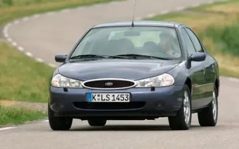 Ford Mondeo Mk2: Pojemność baku, rezerwa i zasięg (61,5L)