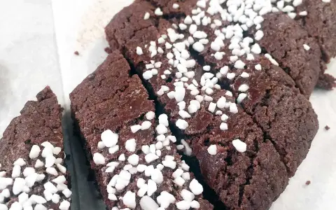 Chokladsnittar recept: Mörka, sega chokladkakor toppade med pärlsocker. Perfekta att baka till fikat!
