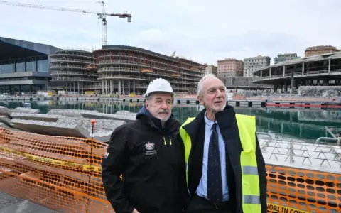 Renzo Piano a Genova, con il sindaco Marco Bucci, osserva il cantiere del waterfront.