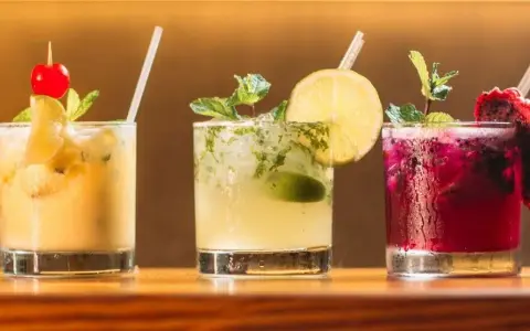Przepisy na drinki z tonikiem 0%: Orzeźwiające mocktaile