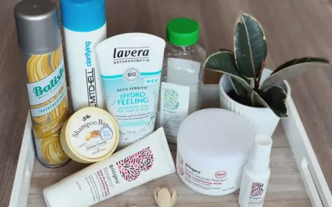 Tierversuchsfreier Shampoo-Bar mit Zitrone-Orange, Lavera Hydro Feeling Duschgel und Briogeo Haarpflegeprodukte auf einem Tablett.