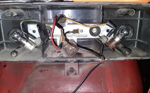 Wiązka elektryczna C360 z żarówkami i luźnymi przewodami. Widać elementy mocowania i obudowę lampy.