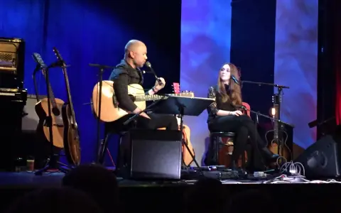 Melissa Horn barn på scen i Sverige, med gitarr och mikrofon.