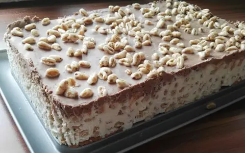 Pyszny kinder country bez pieczenia z czekoladową polewą i chrupiącymi płatkami. Idealny deser dla każdego!