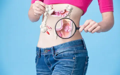 Model jelita z powiększeniem na uchylki esicy. Jak leczyć te schorzenia?