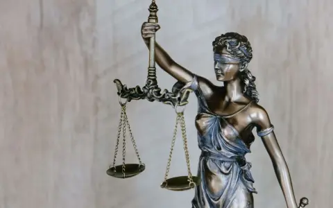 Figurka Temidy z wagą, symbol sprawiedliwości. Niech jej oko nie przymyka się na plagiat.