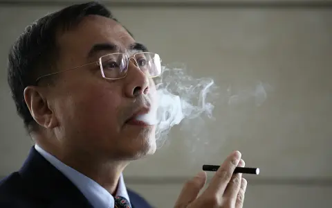 Herbert A. Gilbert exhala vapor de un cigarrillo electrónico.