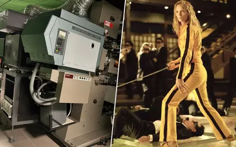 Proyector de cine 70 mm junto a una escena de "Kill Bill" con Uma Thurman.
