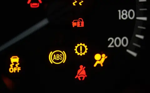 Kontrolka samochód z kluczem Opel Astra świeci się, obok ABS i poduszki powietrznej.