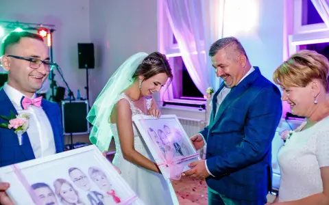 Para młoda z uśmiechem odbiera portrety. Elegancki ślub w stylu mafii, gdzie każdy detal jest dopracowany.