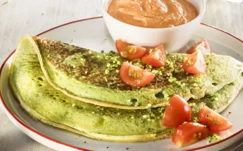 Grünes Omelett mit Tomaten und Dip. Ein einfaches Omelette Rezept für ein gesundes Frühstück.