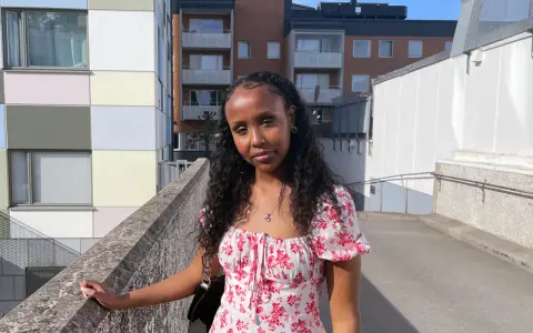 Ayaan Ahmed i en blommig klänning på en solig dag i Sverige.