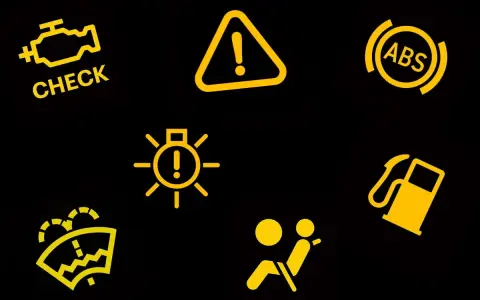 Żółta opis kontrolek na desce rozdzielczej: Check Engine, ABS, poduszka powietrzna, niskie ciśnienie paliwa, ostrzeżenie i światła.