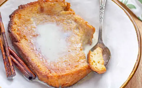 Torrijas con leche condensada, doradas y cremosas, con canela. Una cucharada lista para disfrutar.