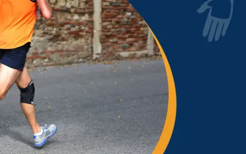 Läufer mit Kniebandage beim Joggen. Eine Kniebandage beim Joggen kann sinnvoll sein, um Stabilität zu geben und Schmerzen vorzubeugen.