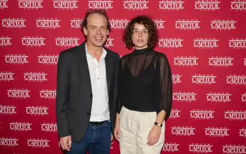 Lena Schimscheiner i mężczyzna pozują na tle czerwonego banera z logo "Teatr Capitol".
