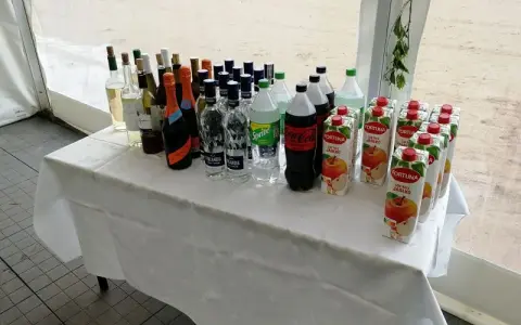 Jakie napoje na wesele w jakich butelkach? Oto najlepsze propozycje