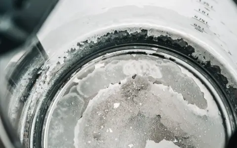 Dépôt calcaire important au fond d'une bouilloire, témoignant d'une forte unité dureté eau.