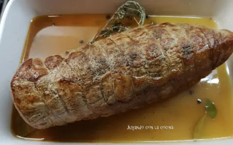 Redondo de ternera asado en su jugo, con hierbas aromáticas y granos de pimienta.