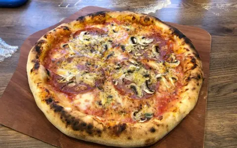 Kamień do pizzy: czy warto? Osiągnij chrupki spód jak z pizzerii