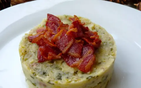Delicioso trinxat de la Cerdanya, un plato tradicional con patata, col y tocino crujiente.