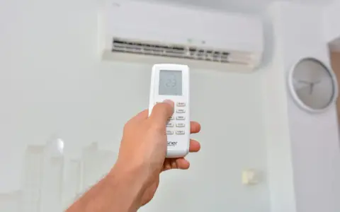 Main tenant utilise la télécommande de son clim Fujitsu. Le voyant timer clignote 2 fois, indiquant un problème.