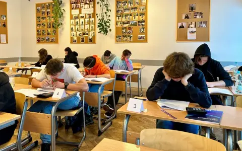 Uczniowie piszą test. Jak radzić sobie z uczniami utrudniającymi prowadzenie lekcji? Cisza i skupienie na zadaniu to klucz do sukcesu.