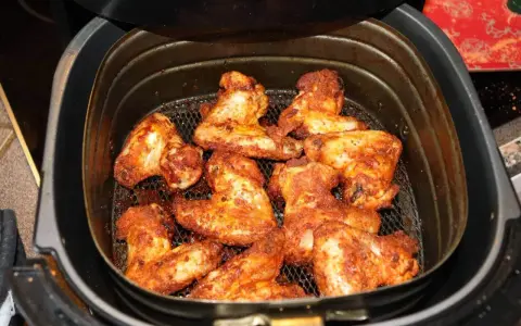 Krispiga kycklingklubbor i airfryer, redo att serveras. Perfekt för en snabb och god middag.