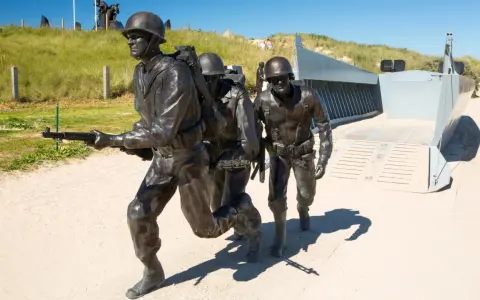Bronzeskulpturen von Soldaten, die am Strand landen, erinnern an die Bedeutung des D-Days.