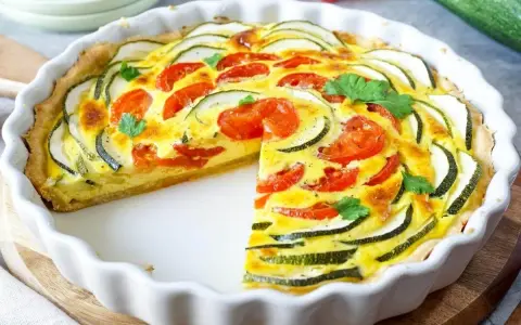 Herzhafte Quiche mit Zucchini und Tomaten, perfekt für Kinder. Ein leckerer Genuss!