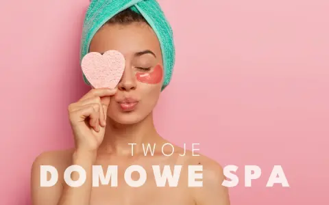 Kobieta z ręcznikiem na głowie i płatkami pod oczy, trzymająca serduszko. Czas na Twoje domowe spa.