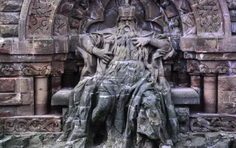 Steinerne Figur Kaiser Barbarossas, der der Sage nach im Kyffhäuser schläft und auf seine Wiederkehr wartet.